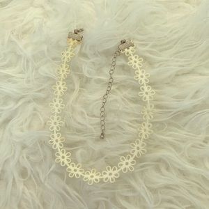 Choker with white flowers design